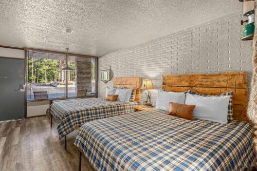 Stonegate Lodge Sleeps 4 Fast WiFi Firepits TV Salt Water Pool Room #204
