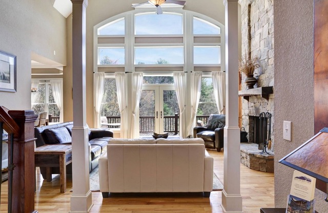 Stoneview Villa - Majestic Retreat, Patio with Fireplace, Mtn View, Hot Tub.