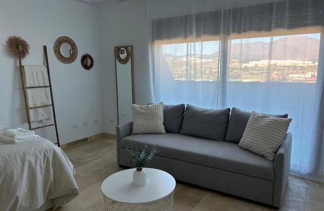 Apartamento estudio 'Estudio San Luis De Sabinillas' con piscina compartida y aire acondicionado