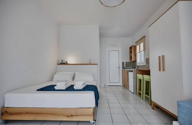 Apartamento estudio 'Irene 3 Superior Triple 2' con vistas al mar, Wi-Fi y aire acondicionado.