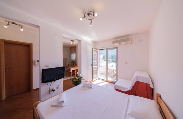 Studio Apt for 3 w/ Balcony – Walking Distance to Beach No. 6