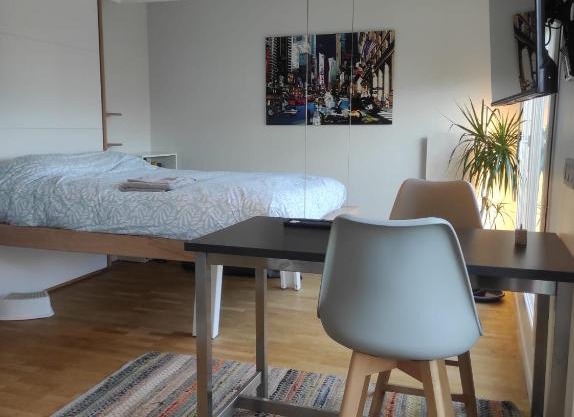 Studio avec terrasse proche des transports.