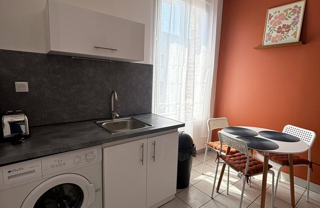 Studio close to shops