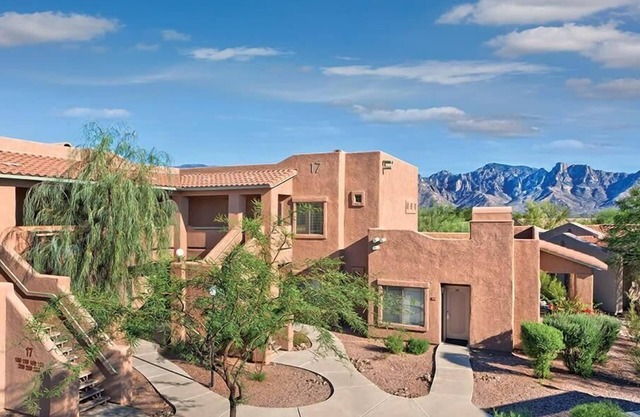 Studio Condo- Music Hall, Golf, Hiking & More!