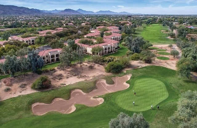 Studio Condo Stunning Pools & Golf!