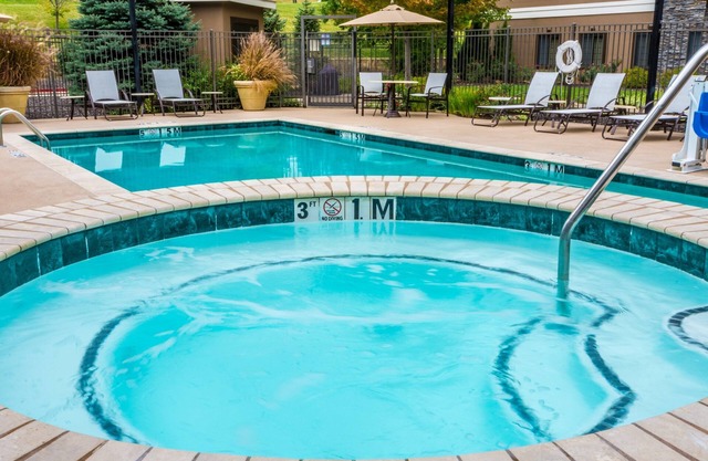 Studio | Free Breakfast. Outdoor Pool & Hot Tub