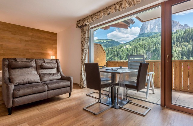 Estudio 'Garni Hotel Gardena Apartment Dolomites 3' con vistas a la montaña, jardín y Wi-Fi