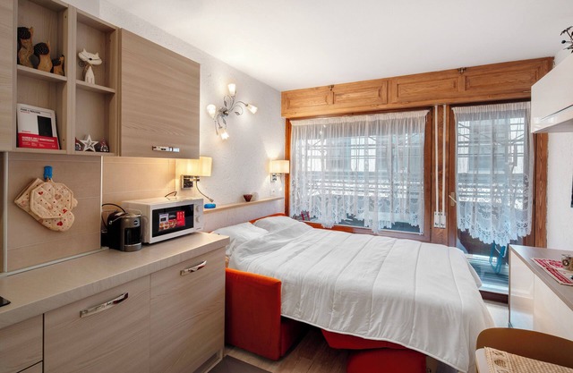 Apartamento estudio 'Appartamento Villa Neve' con vistas a la montaña, balcón y aire acondicionado.