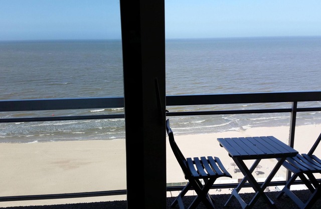 Estudio en la playa con vista al mar.