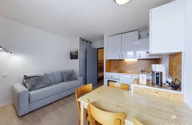 Studio rénové skis aux pieds, balcon sud, parking inclus, proche commerces et garderie. - FR-1-398-512