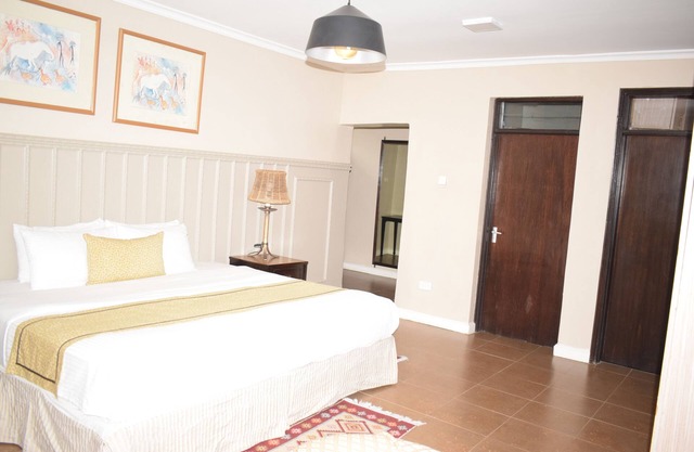 Studio Suite ensuite with Bath tab