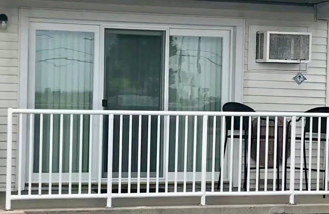 Studio unit w/ ocean view balcony, pool, WiFi and AC