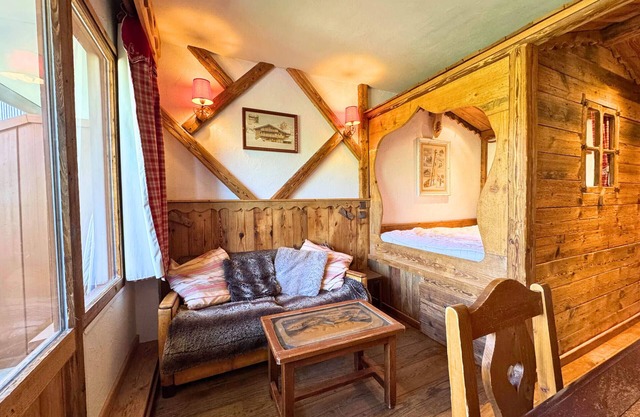 Estudio con cama cerrada y rincón de montaña, a pie de pistas