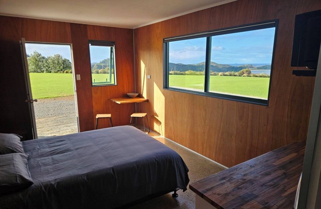 Studio with fabulous views over Pataua South & coast. Open spaces. Boat parking.