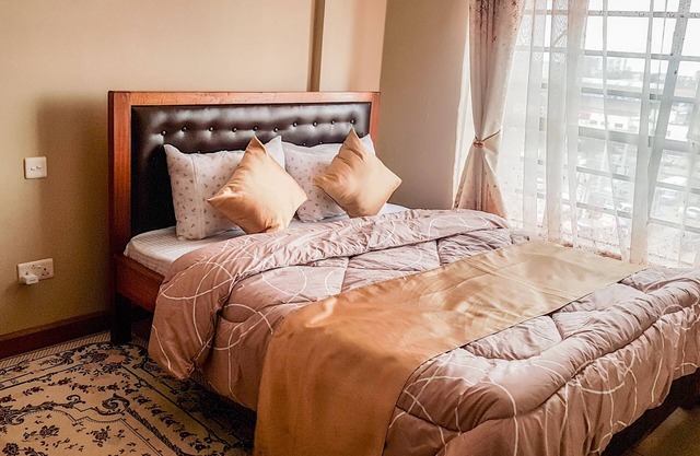 Estudio con cama King Size, ascensor, WIFI y estacionamiento cerca de la ciudad, JKIA y el aeropuerto de Wilson.