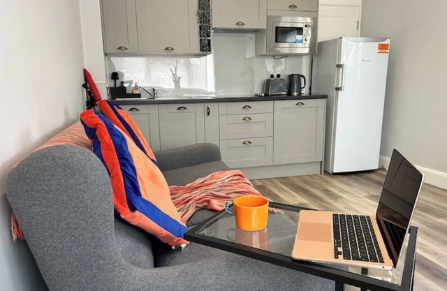 Stunning 1-bedroom annexe-flat near London