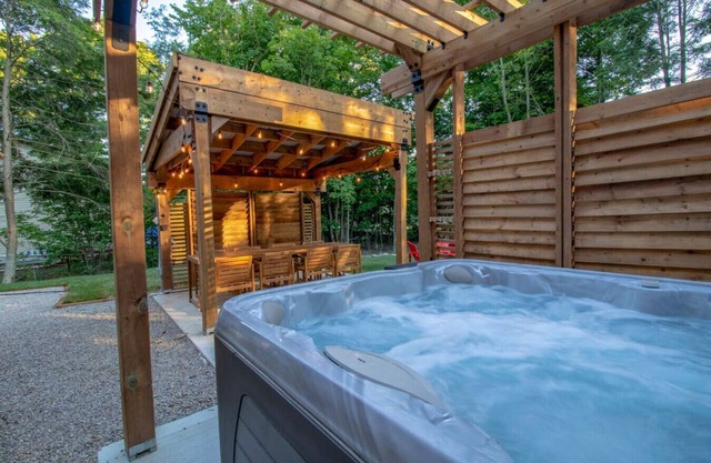 Stunning 3 Bdrm Home W/ Hot Tub, Sauna, Gym!