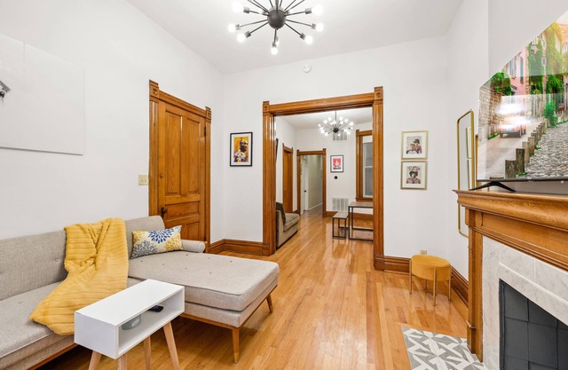 Stunning 3 BR in prime Chicago location