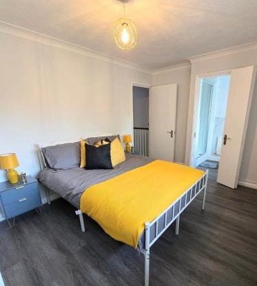 Stunning 3Bed 2bath family home with Garden