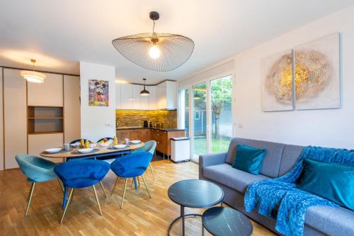 Stunning 3Bedroom Apartment with Garden in Prestigious Area I Eiffel Tower Within 15 Minutes' Drive