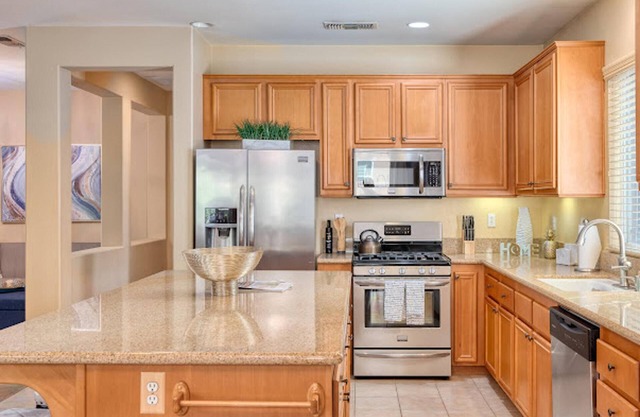 Stunning 4-bed House in Indio in Golf Course Commu