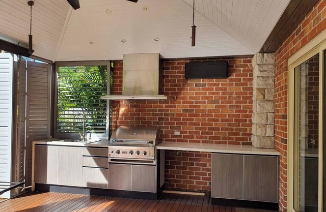 Stunning 4-bedroom with pooln