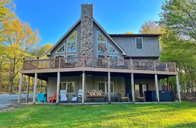 Stunning 6 bdrm Pocono Chalet, new Hot Tub & 2 blocks to lake and pools.