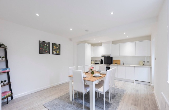 Stunning Apartment | Free Parking | Great Location