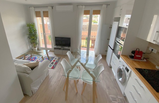 Impresionante apartamento con balcón y totalmente equipado.