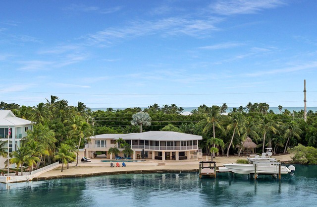 Stunning Bayfront Home with Pool & Dockage in Islamorada