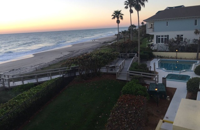 Stunning beachfront 2-bedroom condo - sleep to the waves