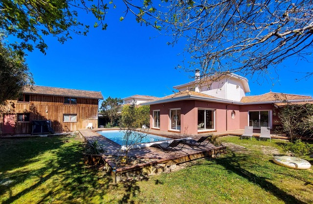 Stunning contemporary 2,200 sq ft villa for 10 persons with swimming pool heated