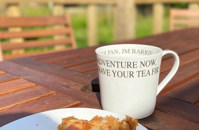 Stunning cottage, 3-beds, 2-baths, 2 sitting rooms. Fenced garden, dogs welcome.