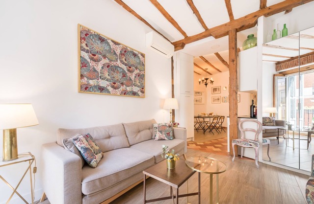 Impresionante, acogedor y soleado PRADO SANTA ANA 2BR / 2BA, WIFI y LIFT