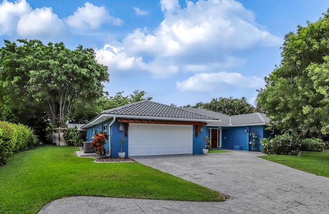 Stunning escape with private saltwater pool, Peloton bike & central AC