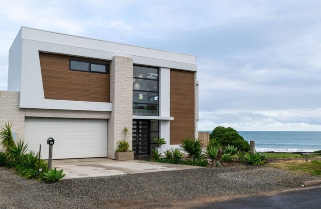 Stunning Family Home Ocean Views - 1 min walk from the beach!