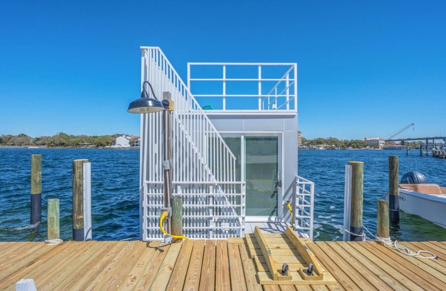Stunning Floating House w/ Pool Access