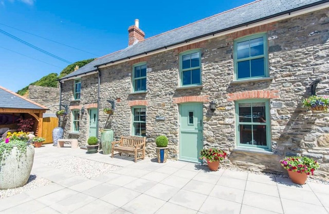 Stunning holiday cottage situated on the edge of the sea