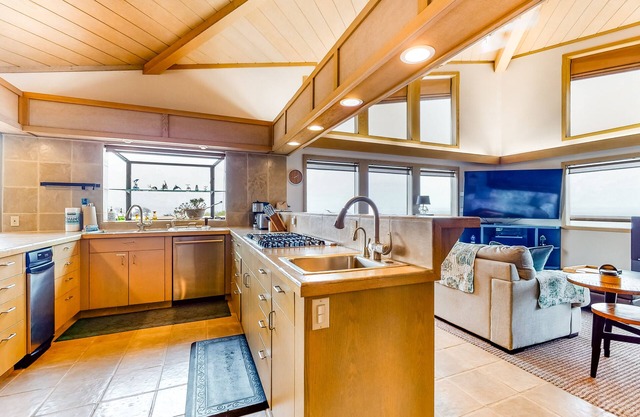 Stunning Home w/Panoramic Ocean Views, Private Hot Tub, Free WiFi, Large Deck