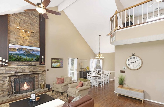 Stunning Huge Home, Pergola & Fenced in Yard