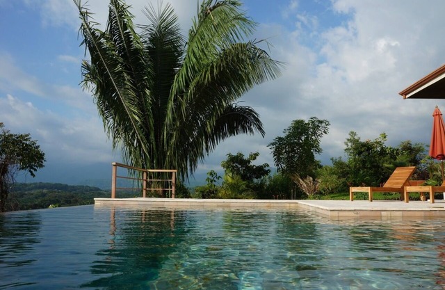 ¡Impresionante piscina infinita con vistas al océano y a la montaña para que disfrutes!