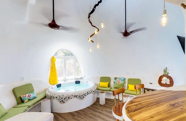 Impresionante villa frente al mar con comodidades de primer nivel, piscina compartida y más.