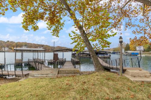 Stunning Lake View On A Nice & Quiet Relaxing Home