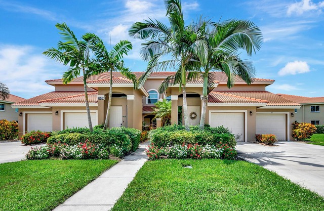 Stunning Lakefront 2bd/2 bath townhouse + office/den + garage in charming Naples