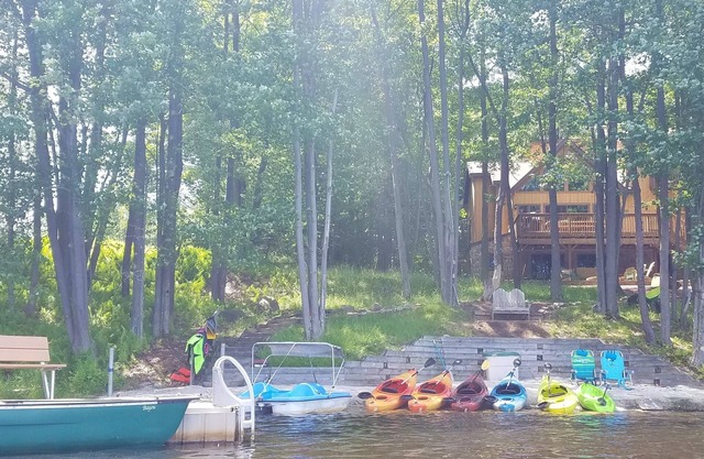 Impresionante casa frente al lago en la comunidad Big Bass Lake