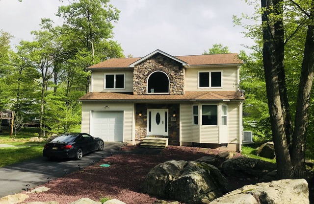 Impresionante casa LAKEFRONT POCONO - SLEEP 11, WIFI, NETFLIX, LAKE ACCESS + BOAT