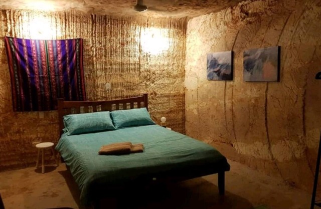 Impresionante LIGHT FILLED UNDERGROUND Retreat - Earthworm House - Dugout - Familia