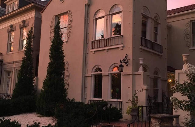 Impresionante piso de Mediterranean Monument Avenue en el corazón del Fan District de RVA