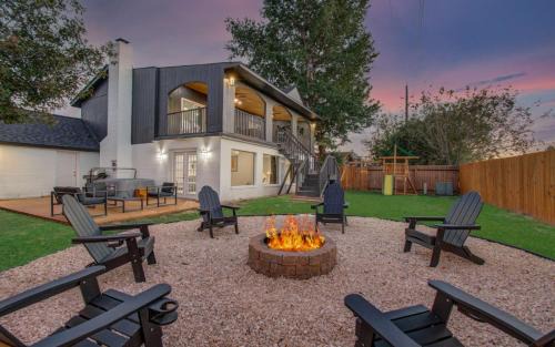 Stunning Modern Dream Home 5-BD Sleeps 14