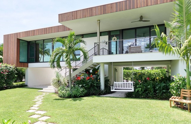 Nueva villa frente al canal Longboat Key con un muelle privado.